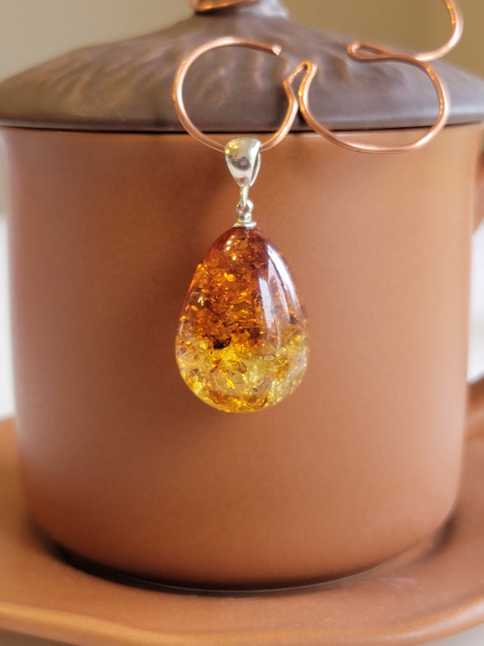 Pendentif en forme de larme d'ambre baltique, couleur miel ombré