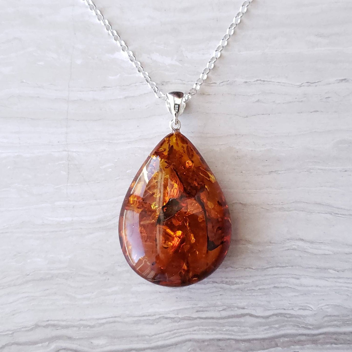 Grand collier pendentif en ambre avec bélière en argent sterling - Couleur miel cognac