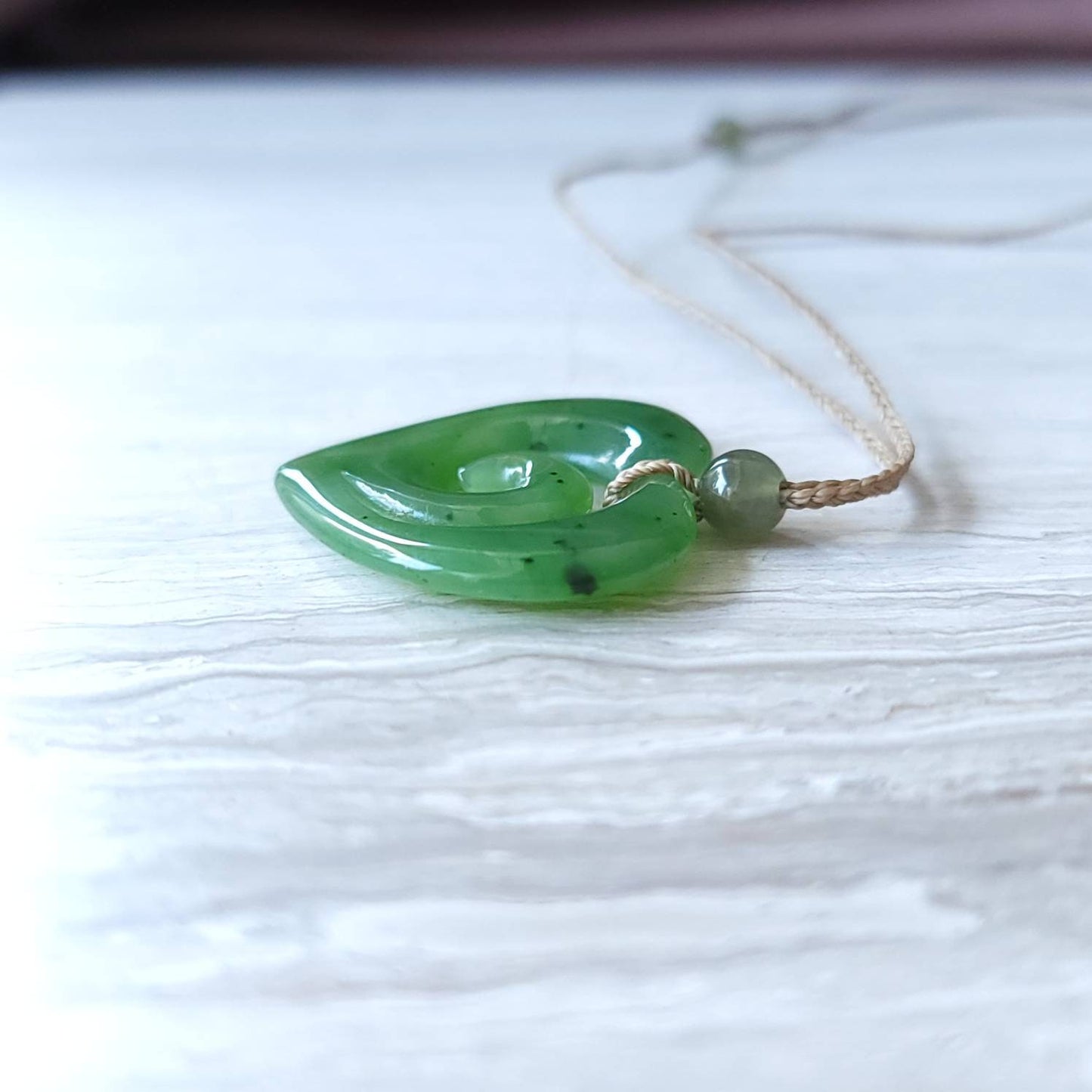 Grand collier pendentif coeur Koru sculpté en jade véritable